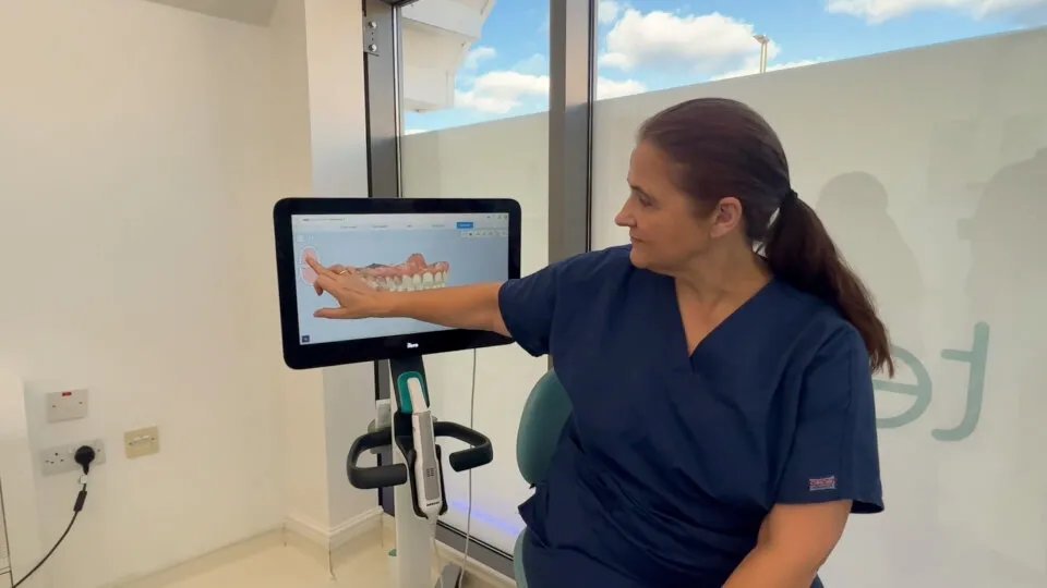 A member of the team showing a 3D scan of teeth on an iTero screen
