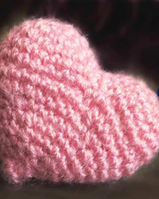 A heart knitted in pink wool